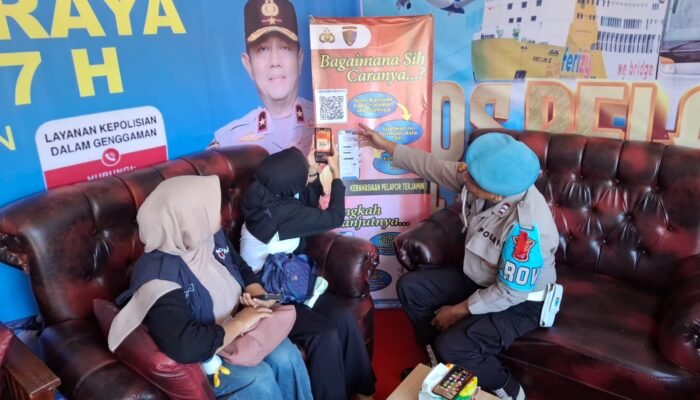 Kanit Provos Polsek Rangkssbitung Polres Lebak Laksanakan Sosialisasi Barcode Yanduan Kepada Masyarakat di Posko Lebaran Stasiun KRL Rangkasbitung