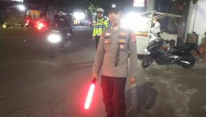 Anggota Polsek Rangkasbitung Bersama Satlantas Polres Lebak Gatur Lalin di Jalan Sunan Kalijaga Rangkasbitung