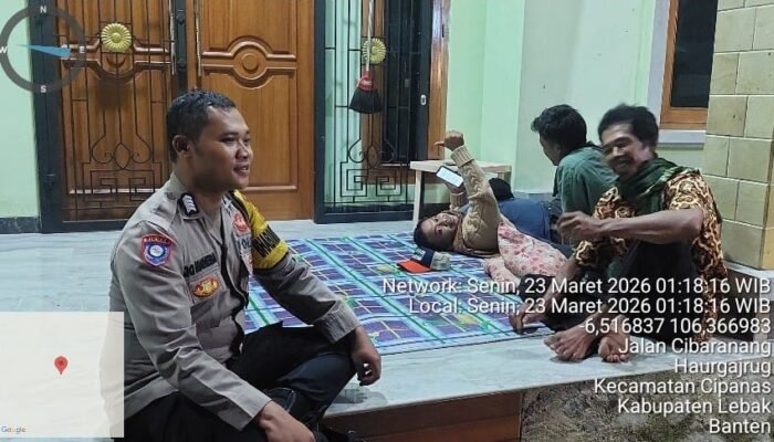 ANGGOTA POLSEK CIPANAS LAKSANAKAN PATROLI MALAM DAN AJAK WARGA JAGA KAMTIBMAS