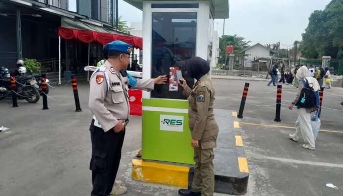 Kanit Provos Polsek Rangkasbitung Polres Lebak Giat Pasang Pamplet Sosialisasi QR Barcode Yandu Propam Mabes Polri