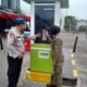 Kanit Provos Polsek Rangkasbitung Polres Lebak Giat Pasang Pamplet Sosialisasi QR Barcode Yandu Propam Mabes Polri