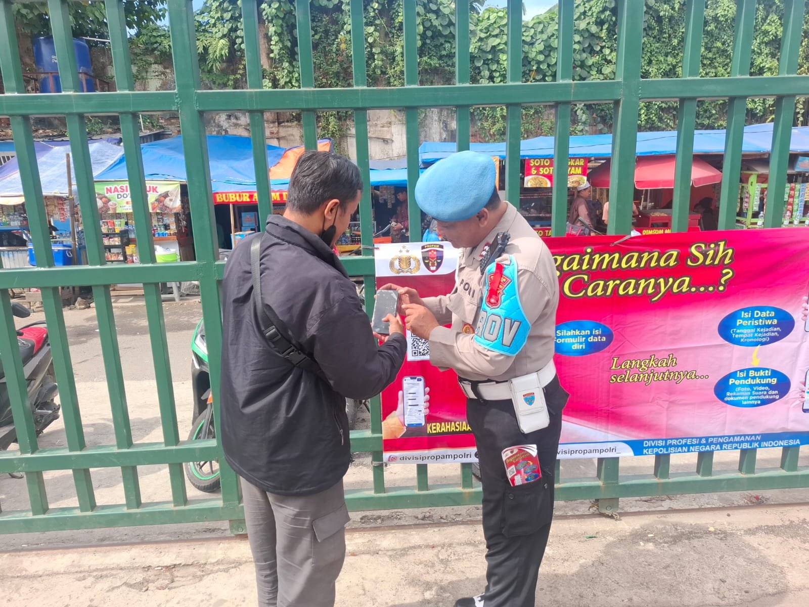 Pasca Lebaran Rutin Kanit Provos Polsek Rangkasbitung Polres Lebak Berikan Sosialisasi Kepada Masyarakat Tentang QR Barcode Propam Polri