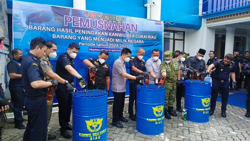 Lindungi Iklim Usaha, Bea Cukai Riau Bakar Habis Barang Ilegal Senilai Rp44,8 Miliar