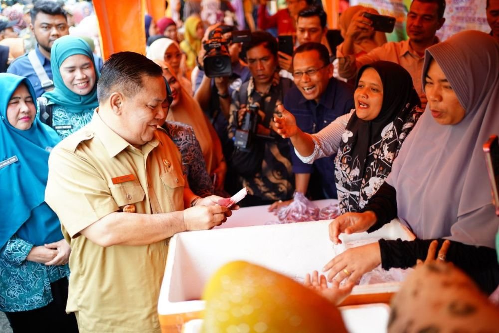 Plt Gubernur Riau Genjot Pasar Murah, Jaga Stabilitas Harga dan Kendalikan Inflasi