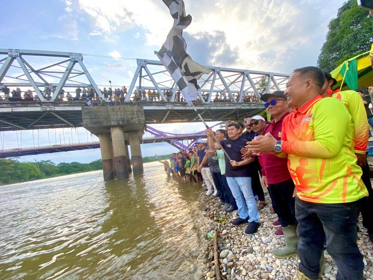 Ribuan Warga Padati Tepian Sungai Kampar Saksikan Pacu Sampan Kampung Godang