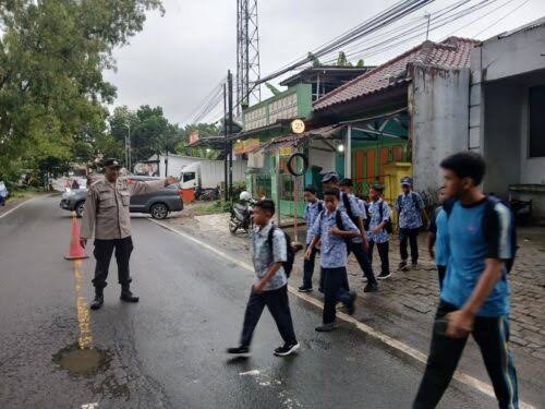 Kanit Binmas Polsek Rangkasbitung Polres Lebak Sebrangkan Anak Pelajar SMPN 3 Rangkasbitung