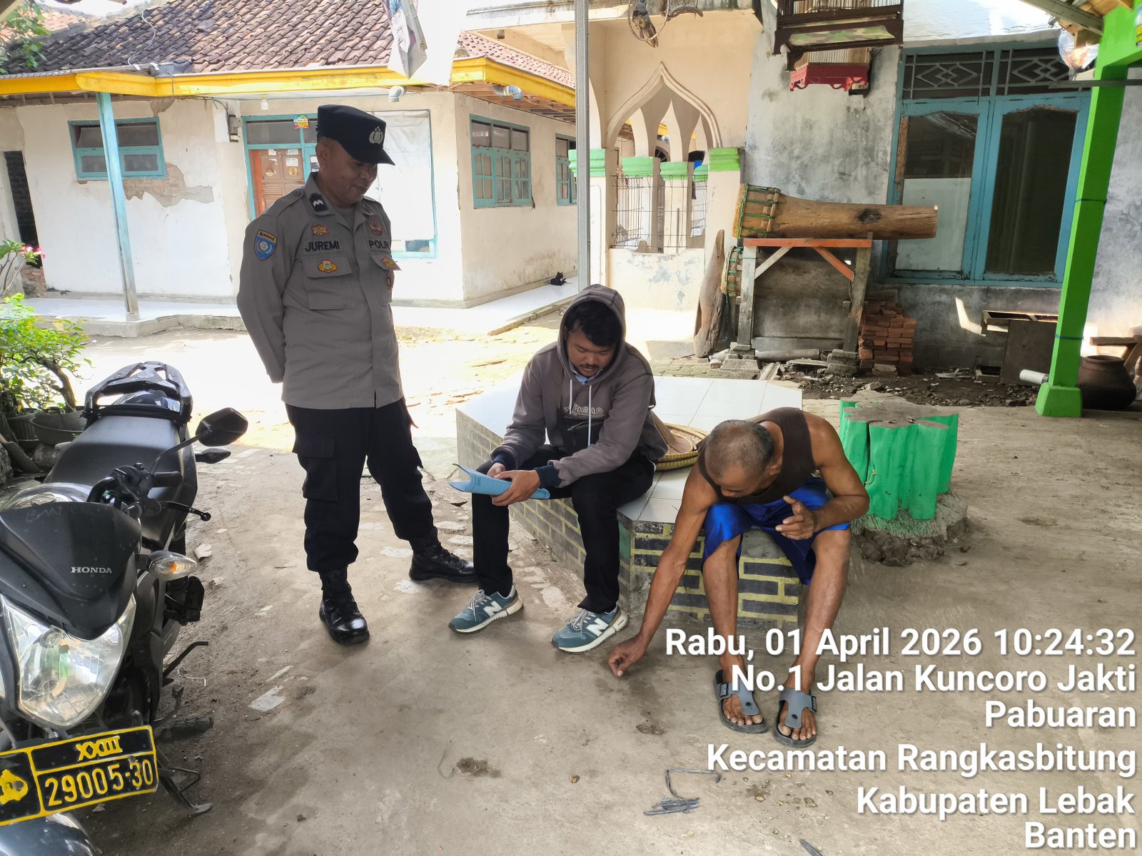 Sampaikan Pesan Kamtibmas,Bhabinkamtibmas Polsek Rangkasbitung Polres Lebak Silaturahmi Ke Warga Kampung Pulo