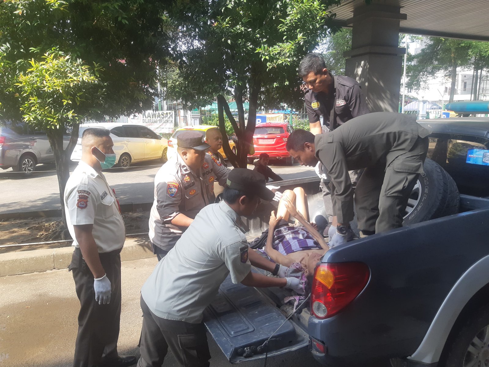 Respon Cepat Dumas Melalui 110 Polsek Rangkasbitung Polres Lebak Evakuasi di Duga ODGJ Bersama Satpol PP Kabupaten Lebak