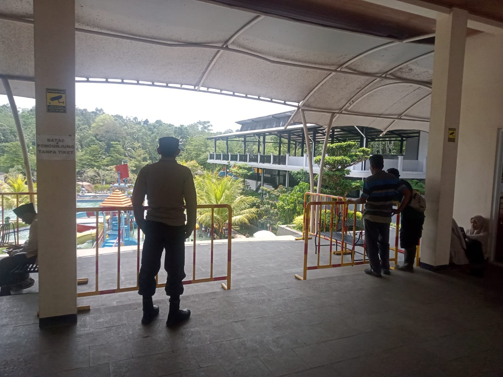 Personil Polsek Cikulur Polres Lebak Laksanakan giat Pengamanan tempat Wisata kolam renang CWP Citra Water Park