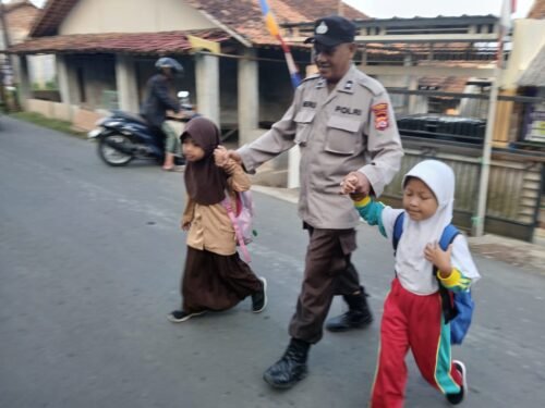 Cegah Lakalantas,Kanit Binmas Polsek Rangkasbitung Polres Lebak Gatur Lalin dan Sebrangkan Anak Pelajar SDN 1 Jatimulya