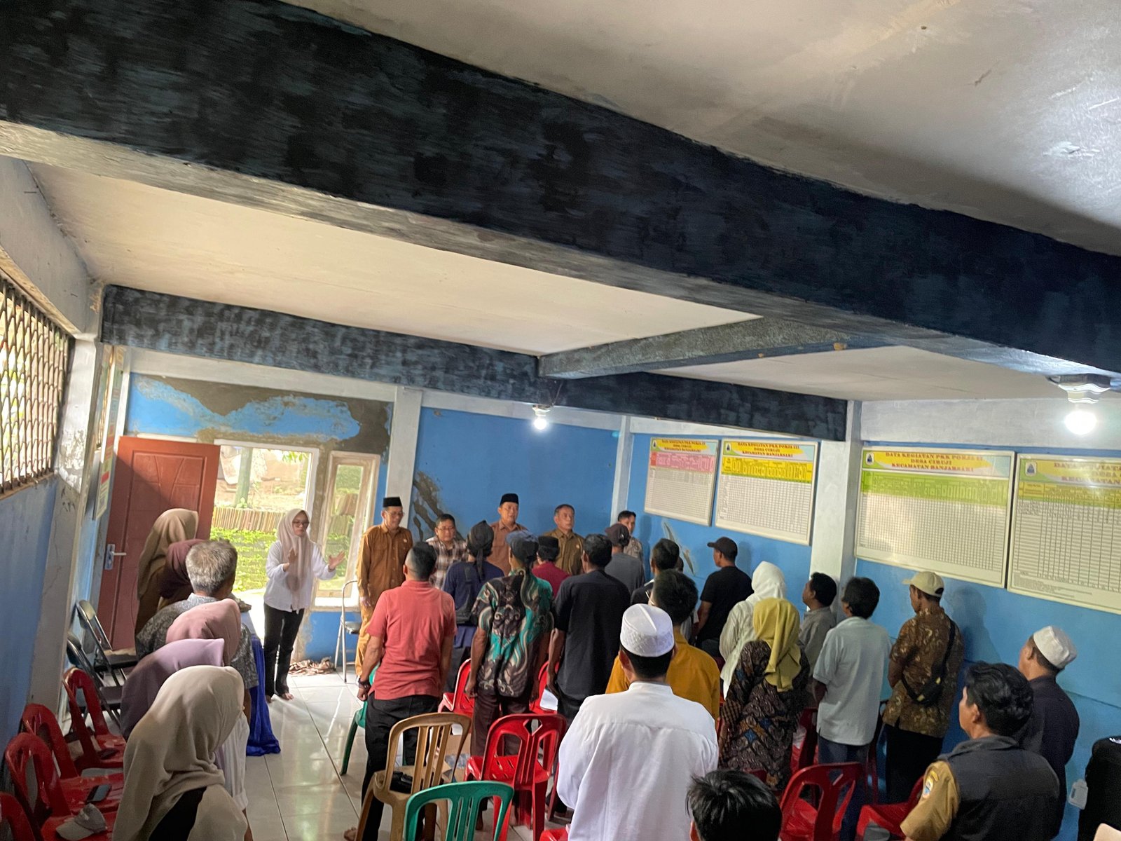 ANGGOTA KANIT BHABINKAMTIBMAS POLSEK BANJARSARI AIPTU RAHMAT HERMAWAN MENGHADIRI GIAT SOSIALISASI PEMBENTUKAN PANITIA PAW DESA CIRUJI, KECAMATAN BANJARSARI KAB LEBAK