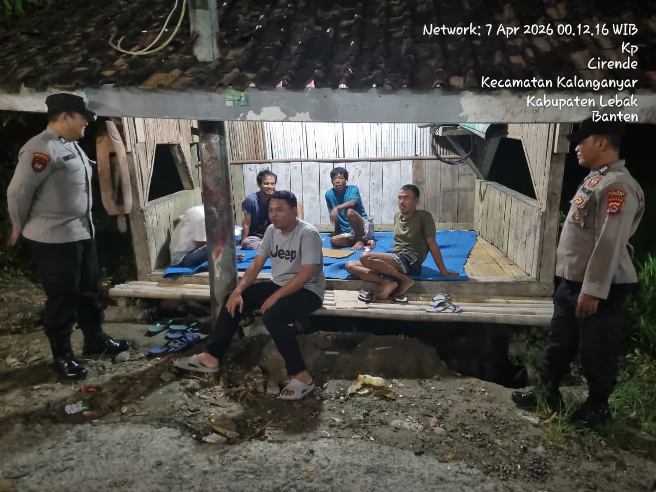 Kanit Samapta Polsek Rangkasbitung Polres Lebak Patroli Dialogis Temui Warga Di Pos Ronda Ssmpaikan Pesan Kamtibmas