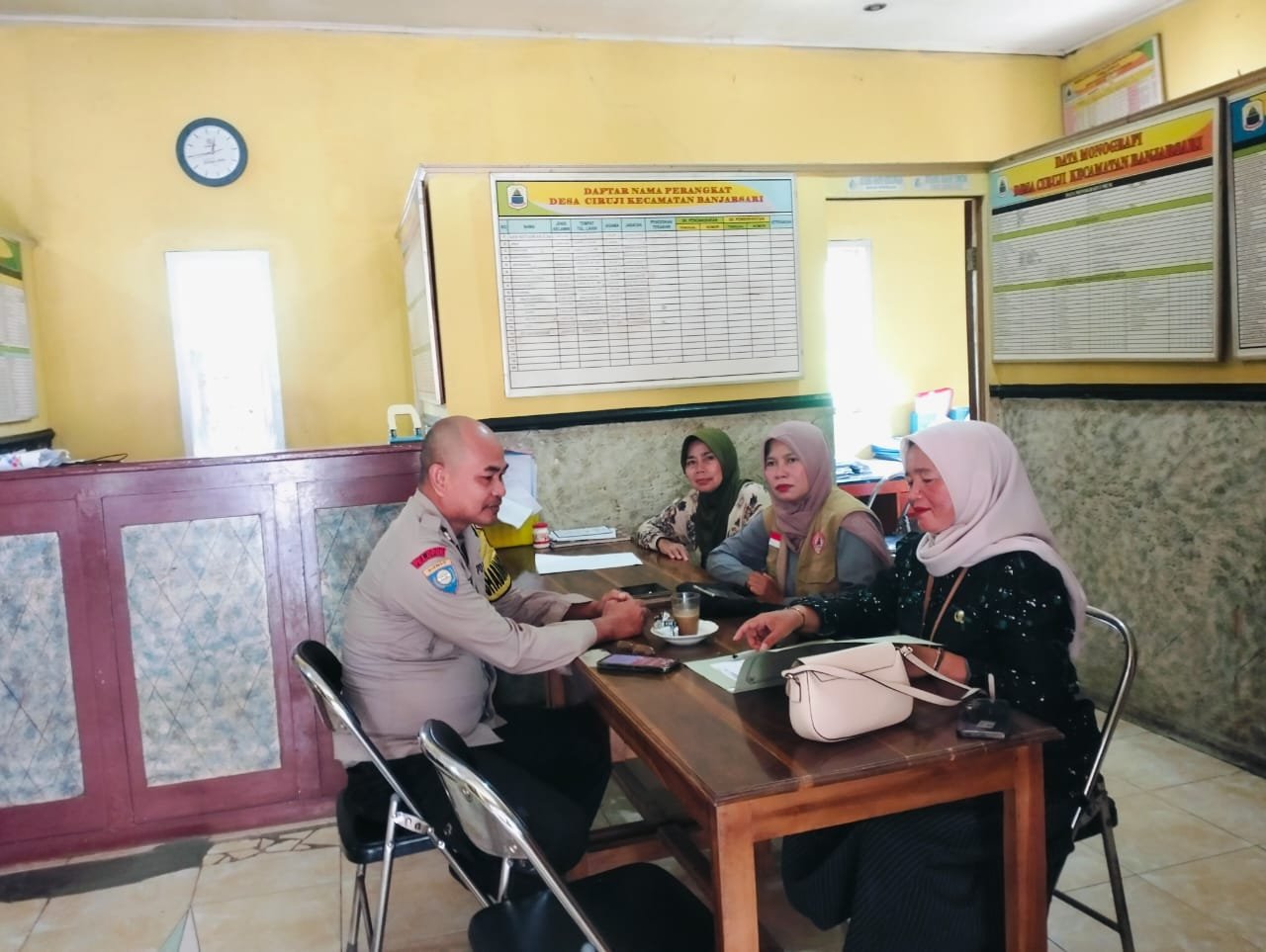 ‎ANGGOTA BHABINKAMTIBMAS POLSEK BANJARSARI AIPTU HENDRI HIDAYAT MELAKASANA KEGIATAN PENYALURAN BANTUAN KORBAN BENCANA RUMAH ROBOH AKIBAT ANGI PUTING BELIUNG DI DESA CIRUJI, KECAMATAN BANJARSARI KAB LEBAK