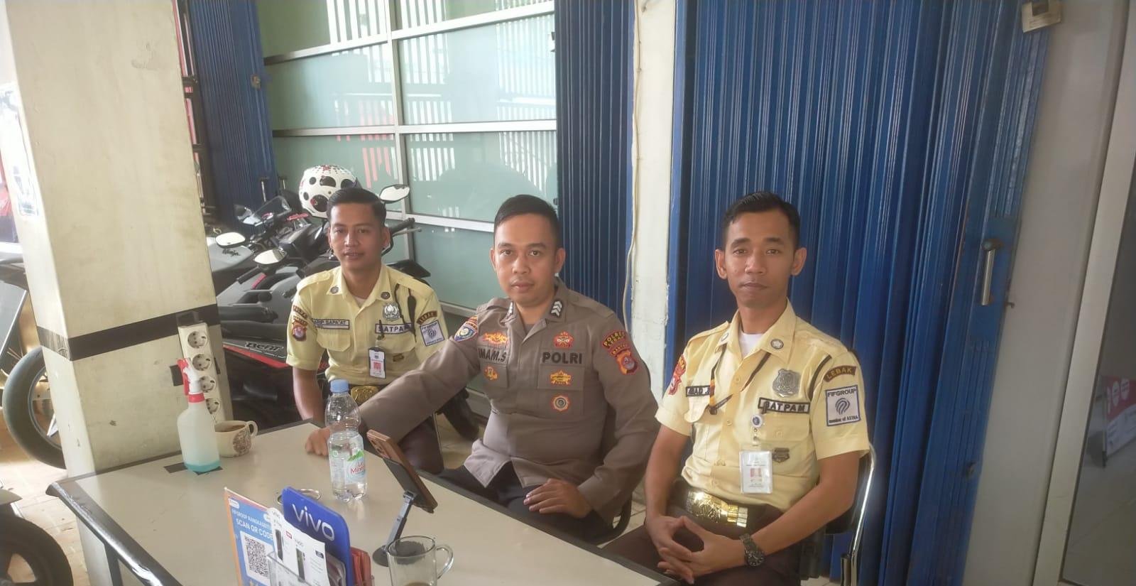Bhabinkamtibmas Polsek Rangkasbitung Polres Lebak Sampaikan Pesan Kamtibmas Ke Satpam FIF Cabang Rangkasbitung