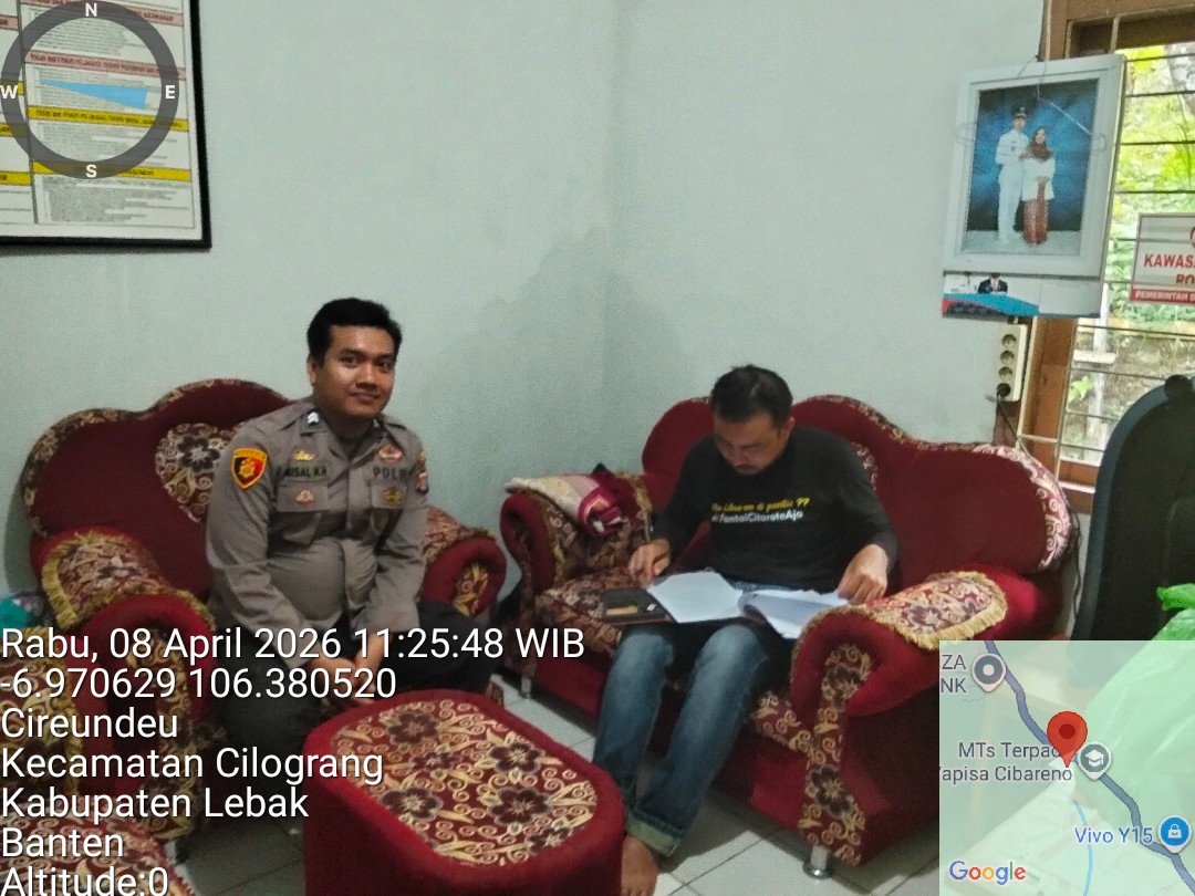 Bhabinmas Polsek Cilograng Sambangi Dan Berikan Pesan Kamtibmas Kepada Kepala Desa Cireundeu Kec.Cilograng