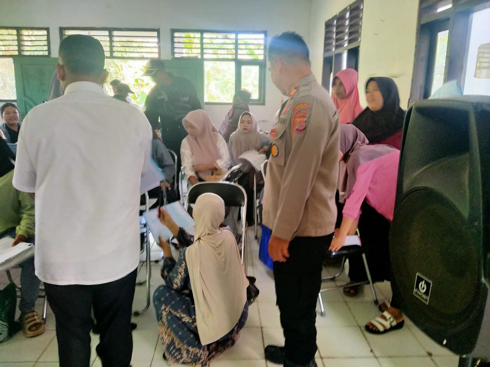 Kapolsek Cimarga Polres Lebak Silaturahmi Warganya Di Kantor Desa Cimarga