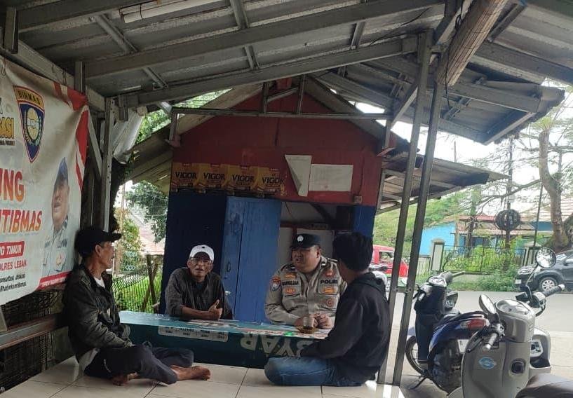 Berikan Edukasi Kamtibmas,Bhabinkamtibmas Polsek Rangkasbitung Polres Lebak Sambangi Pangkalan Ojeg di Jalan Siliwangi