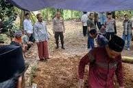 Kanit Binmas Polsek Rangkasbitung Polres Lebak Takziah Desa Binaan di Kampung Cipari