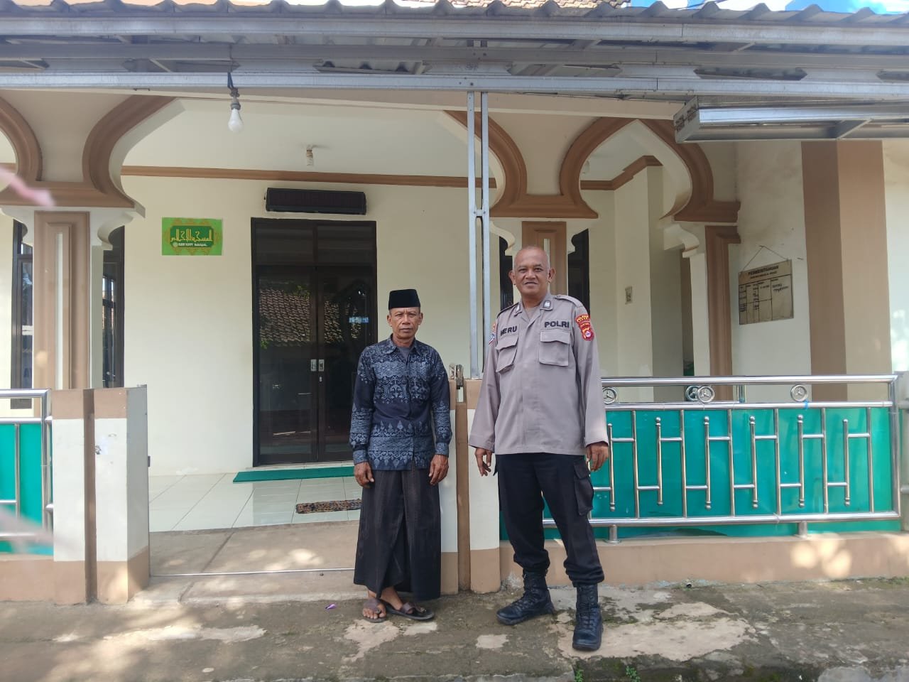 Kanit Binmas Polsek Rangkasbitung Polres Lebak Giat Sambangi Ketua DKM Berikan Edukasi Kamtibmas di Kampung Cilukut