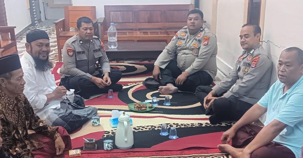 Anggota Polsek Rangkasbitung Polres Lebak Giat Patroli Dialogis Temui Tokoh Masyarakat Kampung Legok