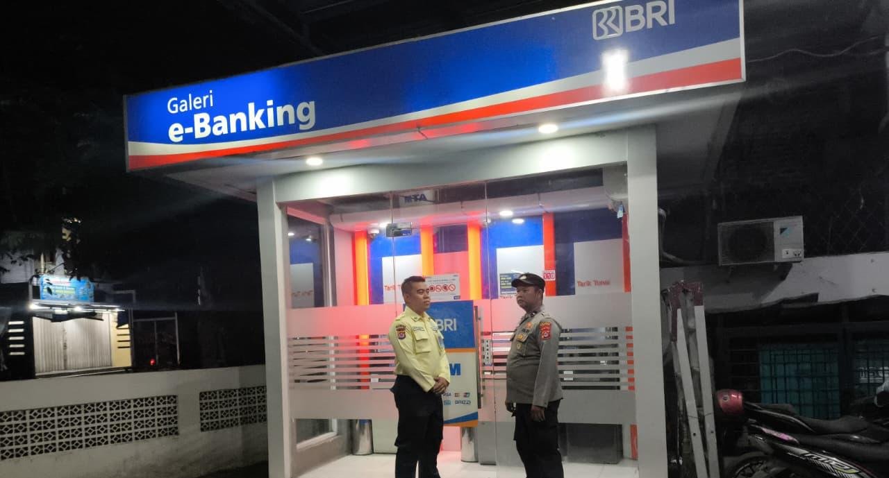 Sapa Jemaat Gereja Pasundan.  KSPKT III Polsek Rangkasbitung Polres Lebak Patroli Dialogis Dan Sapa Jemaat Gereja Pasundan Sampaikan Pesan Kamtibmas