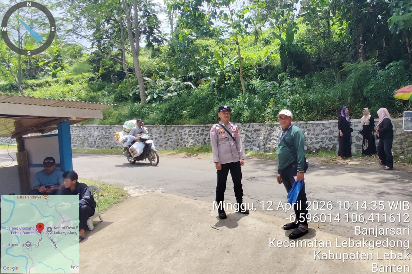 Anggota Piket Polsek Lebakgedong Polres Lebak Laksanakan Patroli di Wisata Kolam Renang dan Jembatan Kaca Lereng Cibolang