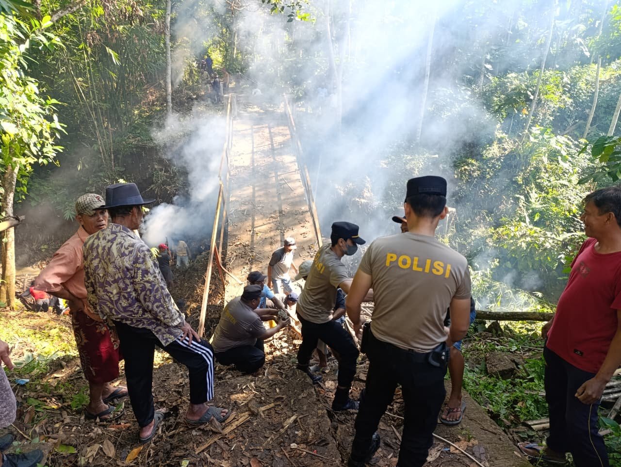 Polri Bersama Warga Gotong Royong Persiapan Pembangunan Jembatan Merah Putih Presisi di Desa Sangiang Tanjung