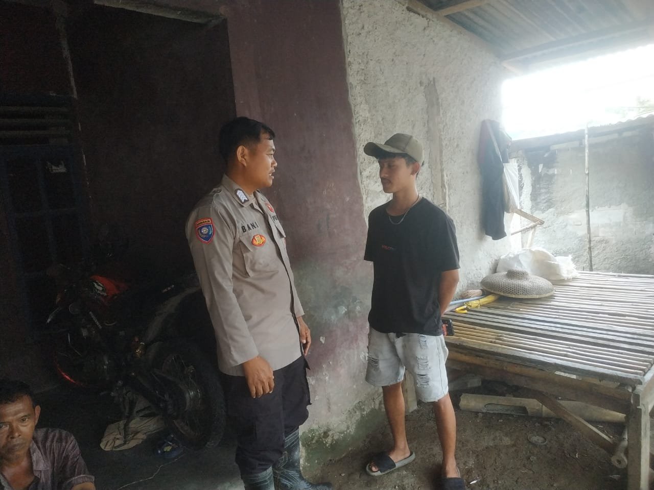 Bhabinkamtibmas Polsek Bojongmanik Polres Lebak Sambangi Warga di Desa Binaan