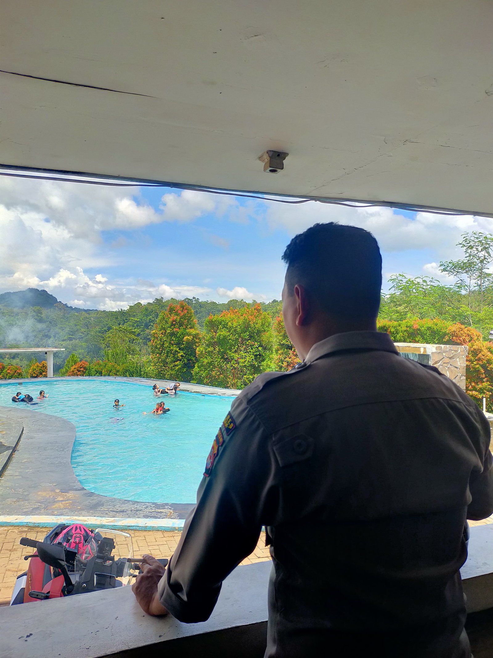 Pantau Situasi dan Berikan Keamanan, Personil Polsek Muncang Polres Lebak Giat Patroli Wisata Kolam Renang Ranca hideng