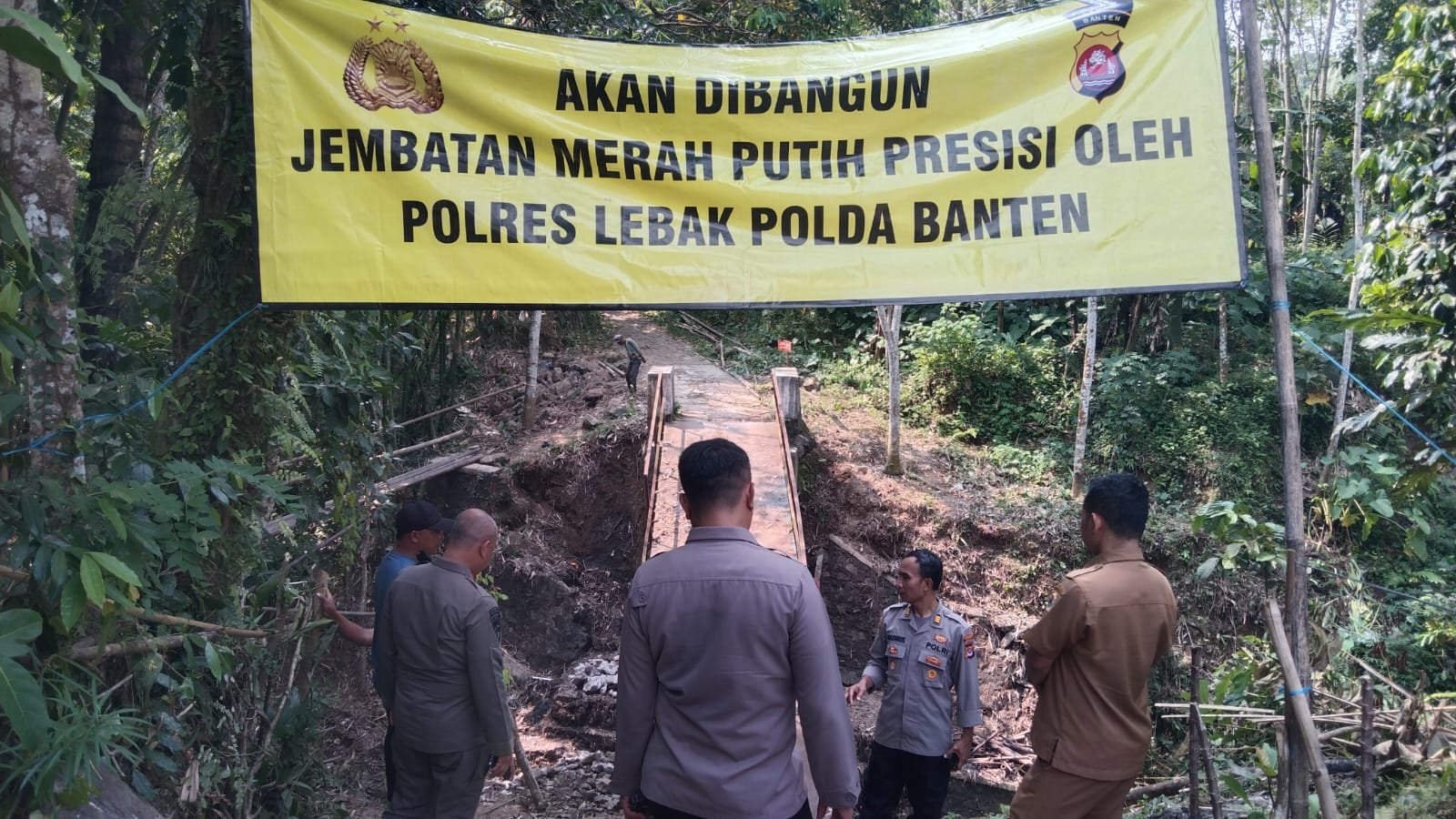 Kapolsek Rangkasbitung Dampingi Danden Gegana Sat Brimobda Polda Banten dan Kabag Logistik Polres Lebak Cek Jembatan Merah Putih Presisi Yang Akan di Bangun