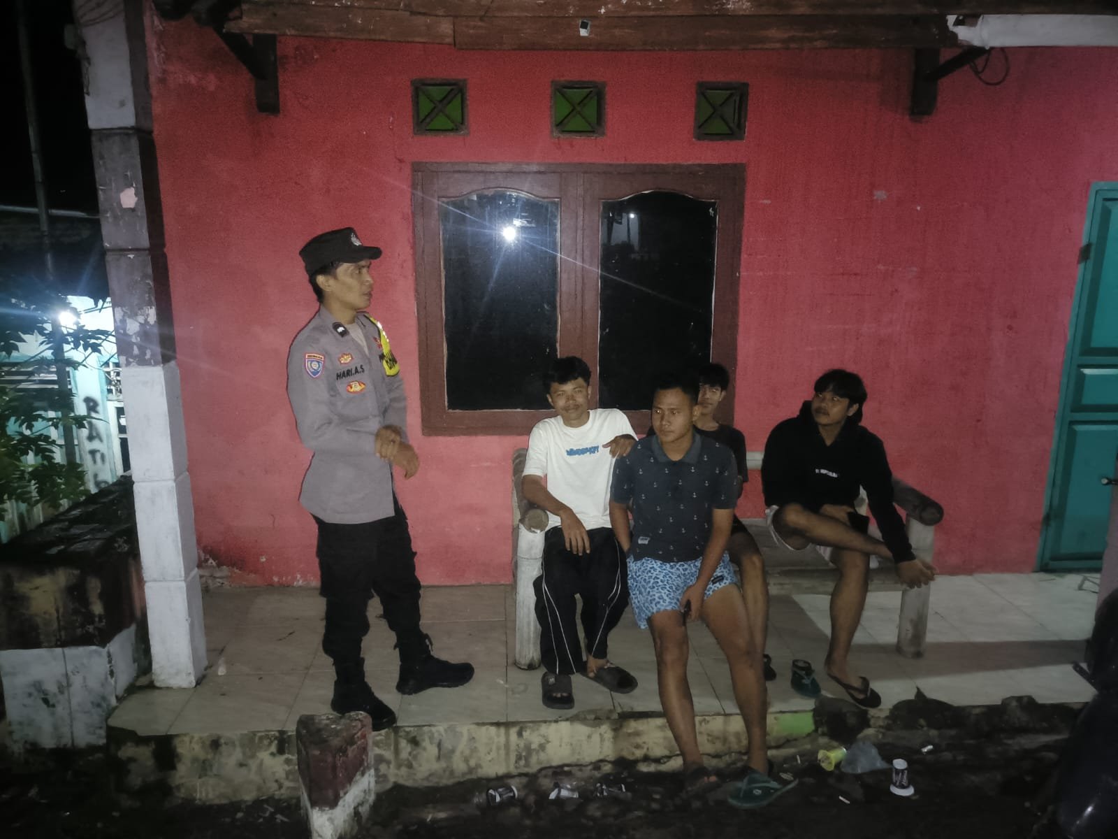 ANGGOTA POLSEK CIPANAS LAKSANAKAN PATROLI MALAM DAN AJAK WARGA JAGA KAMTIBMAS