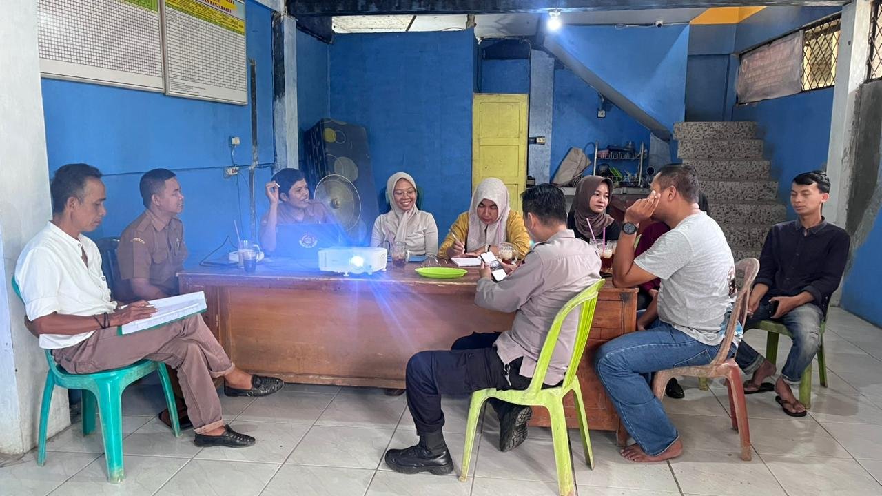 ‎KANIT BHABINKAMTIBMAS DAN KANIT INTEL POLSEK BANJARSARI AIPTU RAHMAT HERMAWAN DAN BRIPKA PUZIYANTO S. Pd MELAKSANKAN GIAT SAMBAN DI KANTOR DESA CIDAHU, KECAMATAN BANJARSARI KAB LEBAK