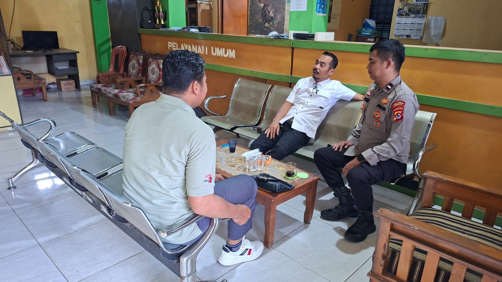 Perkuat Sinergi, Bhabinkamtibmas Polsek Rangkasbitung Sambangi Kades & Perangkat Desa Nameng