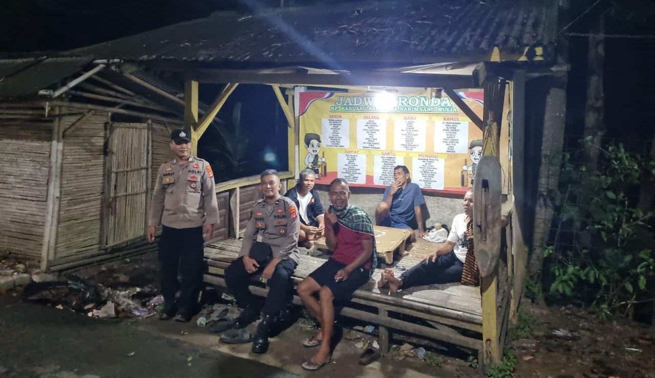Antisipasi Gangguan Kamtibmas Rutin Anggota Polsek Rangkasbitung Polres Lebak Patroli Dialogis Temui Warga di Pos Ronda