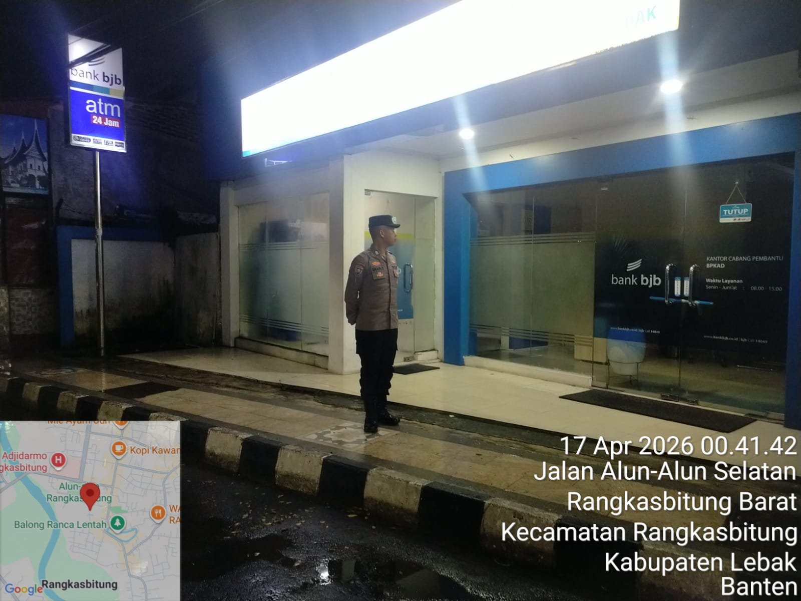 Anggota Polsek Rangkasbitung Polres Lebak Patroli dialogis dan pengecekan Mesin ATM Bank BJB Guna Menjaga Keamanan perbankan