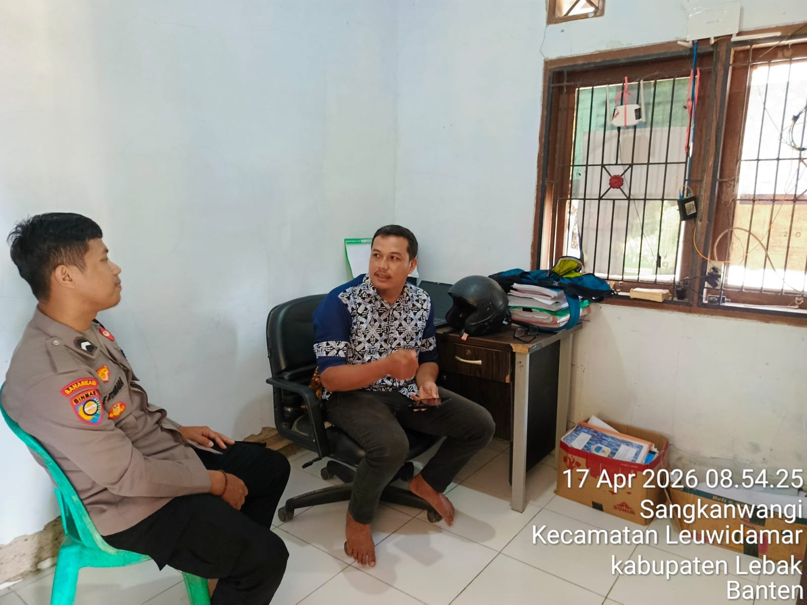 Melalui Giat Sambang, Polsek Leuwidamar Bangun Komunikasi dengan Aparatur Desa Sangkanwangi.