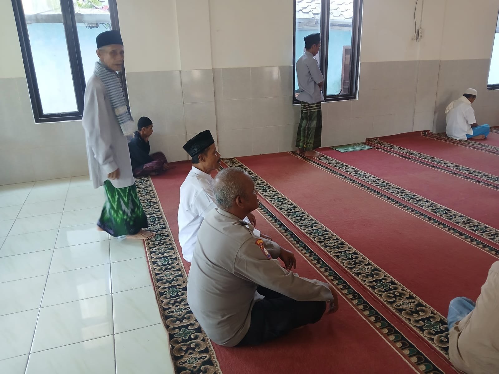 Anggota Polsek Rangkasbitung Polres Lebak Melaksanakan Giat Program Kapolda Banten Sholat Jumat Keliling