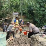 Di Hari Ke Enam,Rutin Polri Bersama Warga Gotong Royong Membangun Jembatan Merah Putih Presisi di Kampung Cikaduen