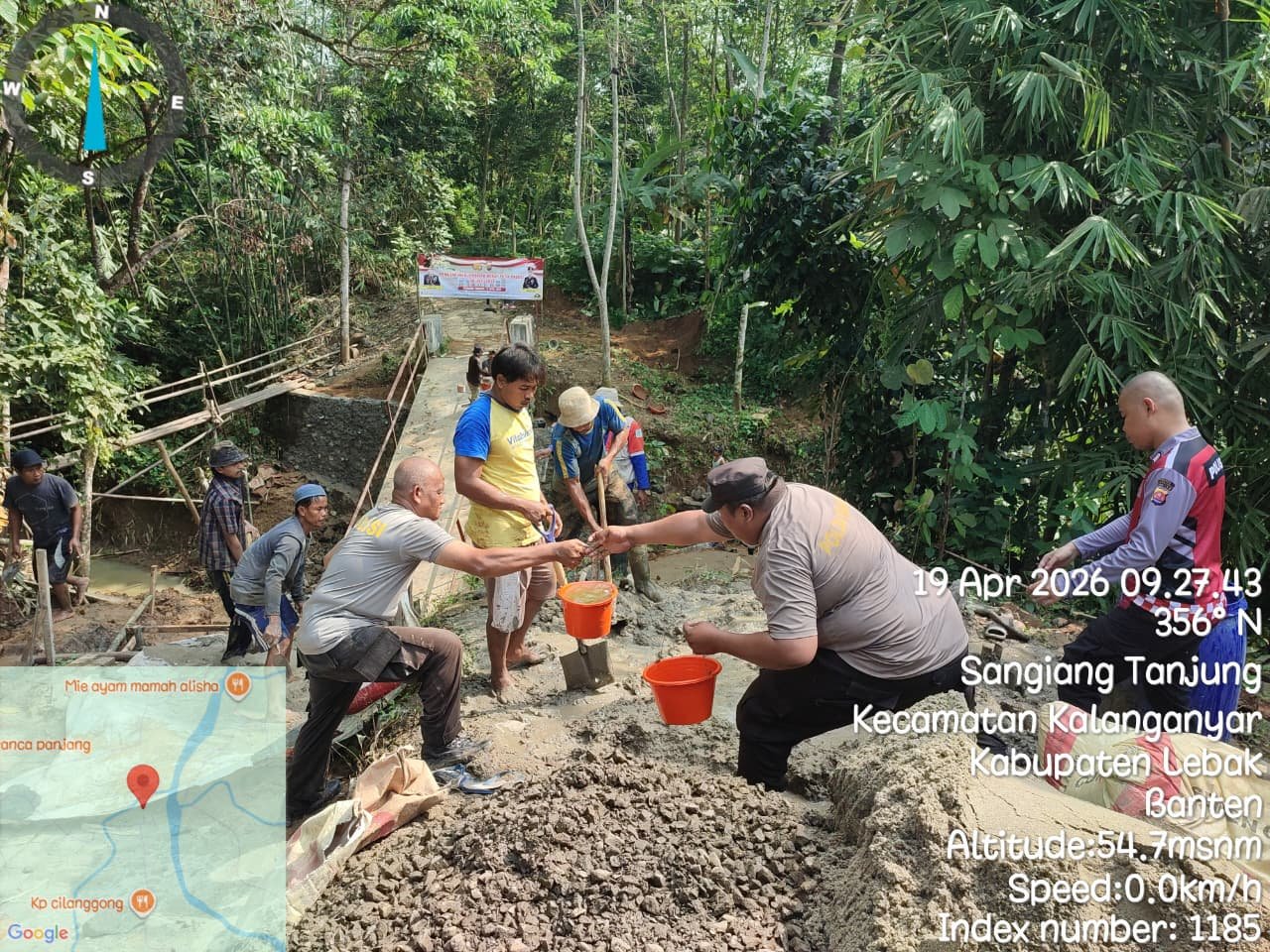 Di Hari Ke Enam,Rutin Polri Bersama Warga Gotong Royong Membangun Jembatan Merah Putih Presisi di Kampung Cikaduen