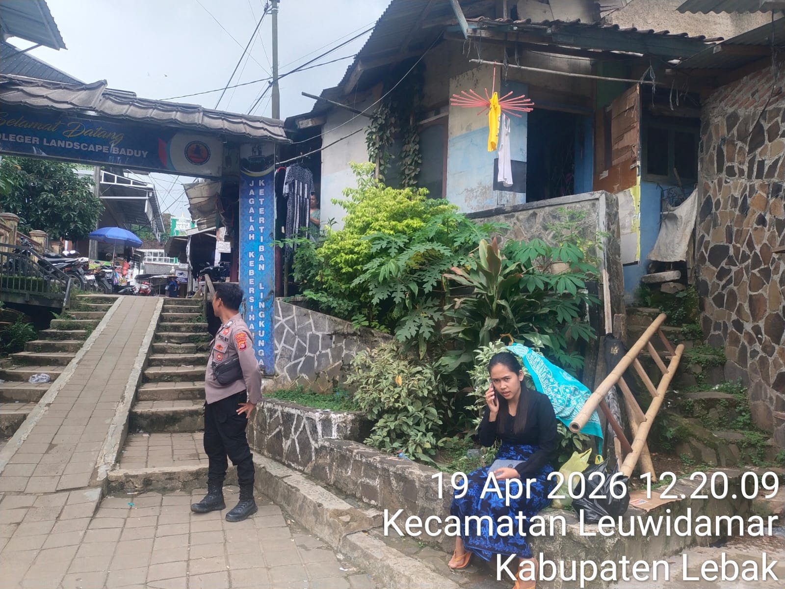 Pantau Situasi dan Berikan Keamanan, Personil Polsek Leuwidamar Polres Lebak Giat Patroli Wisata Baduy