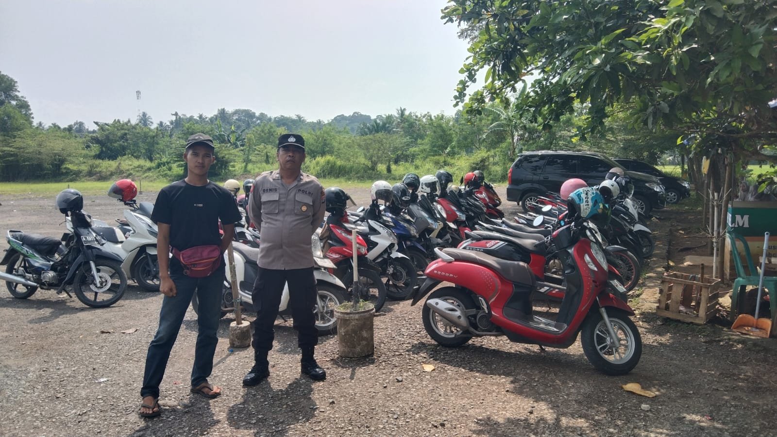 Cegah C3,di Obyek Wisata Kolam Renang,Anggota Polsek Rangkasbitung Polres Lebak Temui Jukir Sampaikan Pesan Kamtibmas