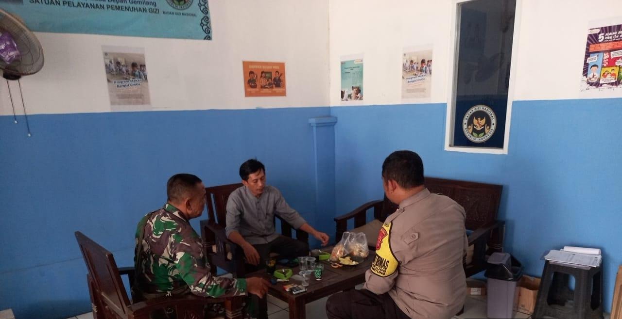 Bhabinkamtibmas Polsek Rangkasbitung Polres Lebak dan Babinsa Sambangi Kepala SPPG di Kampung Babakan Sampaikan Pesan Kamtibmas