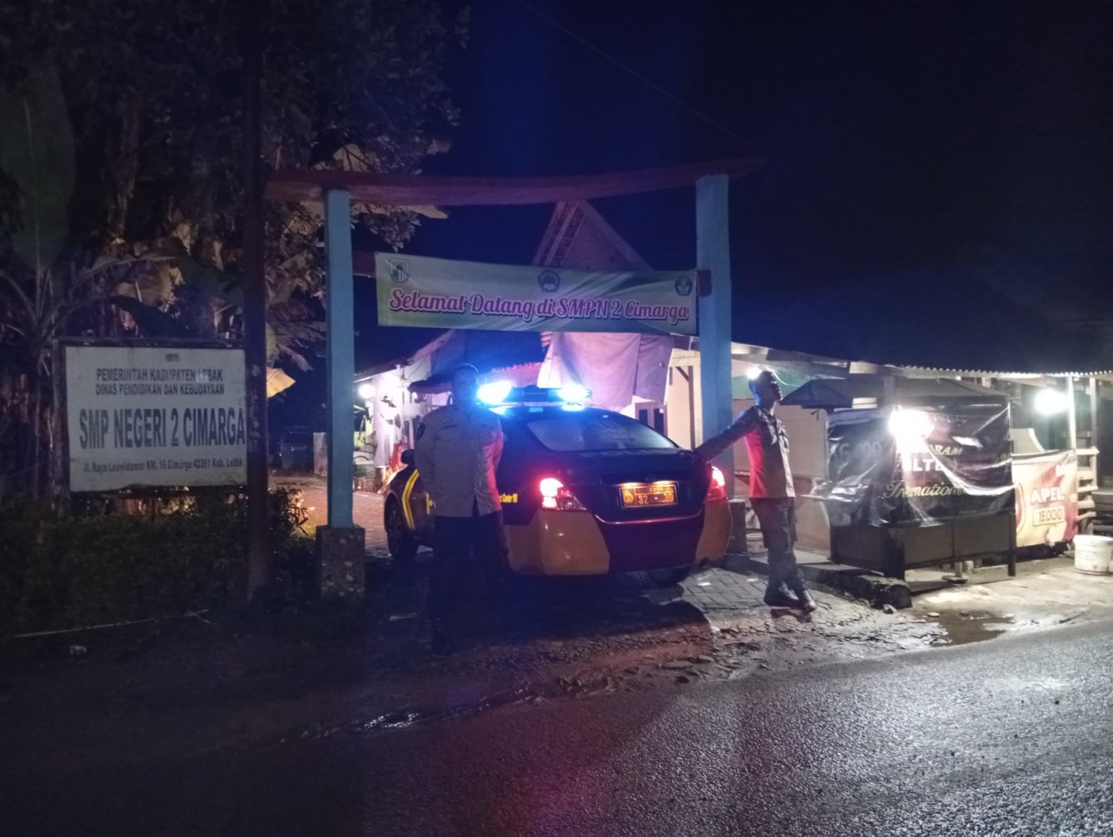 *Personil Personil Polsek Cimarga Polres Lebak Melaksanakan Giat Patroli Malam Hari*  *Lebak -*  Untuk mencegah terjadinya tindak kejahatan dan gangguan kamtibmas lainnya diwilayah hukum polsek Cimarga khususnya, Banyak hal yang dapat dilakukan petugas kepolisian, salah satunya Personel Polsek Cimarga Polres Lebak gencar melakukan patroli malam hari dan Kring serse. Seperti yang dilakukan oleh Aipda Aminudin bersama Bripka umri yang melakukan patroli di sekolah yang ada di Cimarga dengan mengahampiri warga pemuda yang berkumpul, mengecek Waralaba Alfamart/indomaret, Petugas Ronda, Gedung Sekolah yang ada di Kecamatan Cimarga Kabupaten Lebak. Selasa (21/04/2026).  Kapolres Lebak AKBP Herfio Zaki S.I.K. MH melalui Kapolsek Cimarga AKP Pipih Iwan Hermansyah, mengatakan bahwa Kegiatan yang dilakukan petugas patroli ini Rutin di laksanakan karena pentingnya menjaga keamanan dan ketertiban di lingkungan terutama dari kejahatan jalanan baik siang hari maupun malam hari semisal pencurian dan kejahatan jalanan lainnya diwilayah hukum polsek cimarga.   Dalam kegiatan patroli Aipda Aminudin bersama Bripka Umri mengecek situasi di seputaran Sekolah Cimarga selanjutnya menghampiri warga para pemuda Desa Margajaya yang sedang berkumpul, mengecek Gedung Sekolahan, Petugas Ronda, mengecek waralaba alfamart/indomaret, Serta memberikan himbauan dan pesan kamtibmas kepada warga dan petugas ronda.  “kegiatan patroli malam ini selain wujud kesiapsiagaan anggota Kepolisian juga untuk mengantisipasi kerawanan kamtibmas. Sehingga diharapkan mampu memberikan efek positif kepada masyarakat yakni pesan kewaspadaan terhadap lingkungan sekitar dari segala bentuk ancaman kejahatan dan gangguan kamtibmas lainnya,”  Bripka Umri juga menambahkan, pihaknya juga berpesan kepada warga jika mengetahui atau mendengar adanya suatu kejadian maupun hal-hal yang mencurigakan diharapkan warga untuk segera melapor ke kantor polisi terdekat” pintanya.