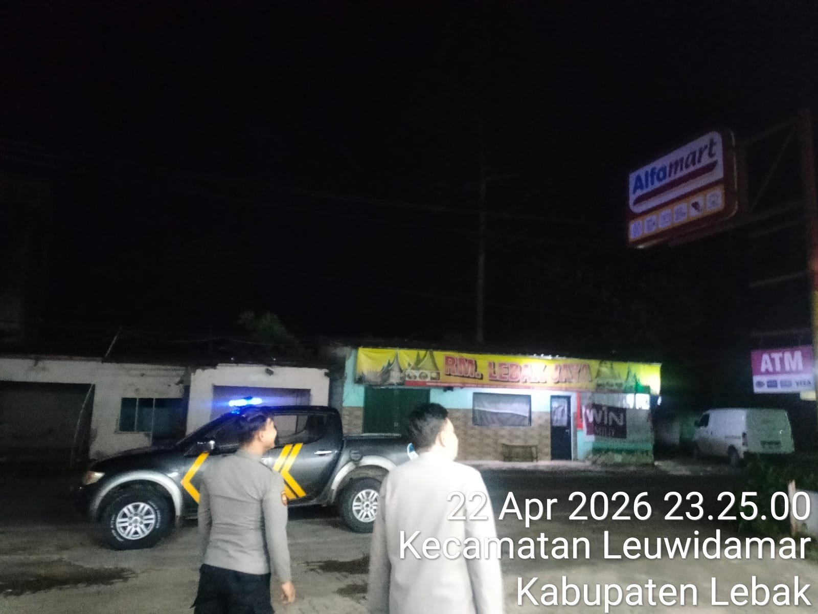 Anggota Polsek Leuwidamar Polres Lebak, Patroli Malam Hari Guna Mencegah Gangguan Kamtibmas.