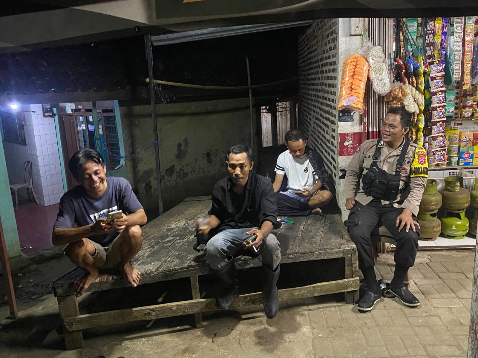 Anggota Polsek Cileles Polres Lebak, melaksanakan Patroli di jam rawan Antisipasi Gangguan Kamtibmas