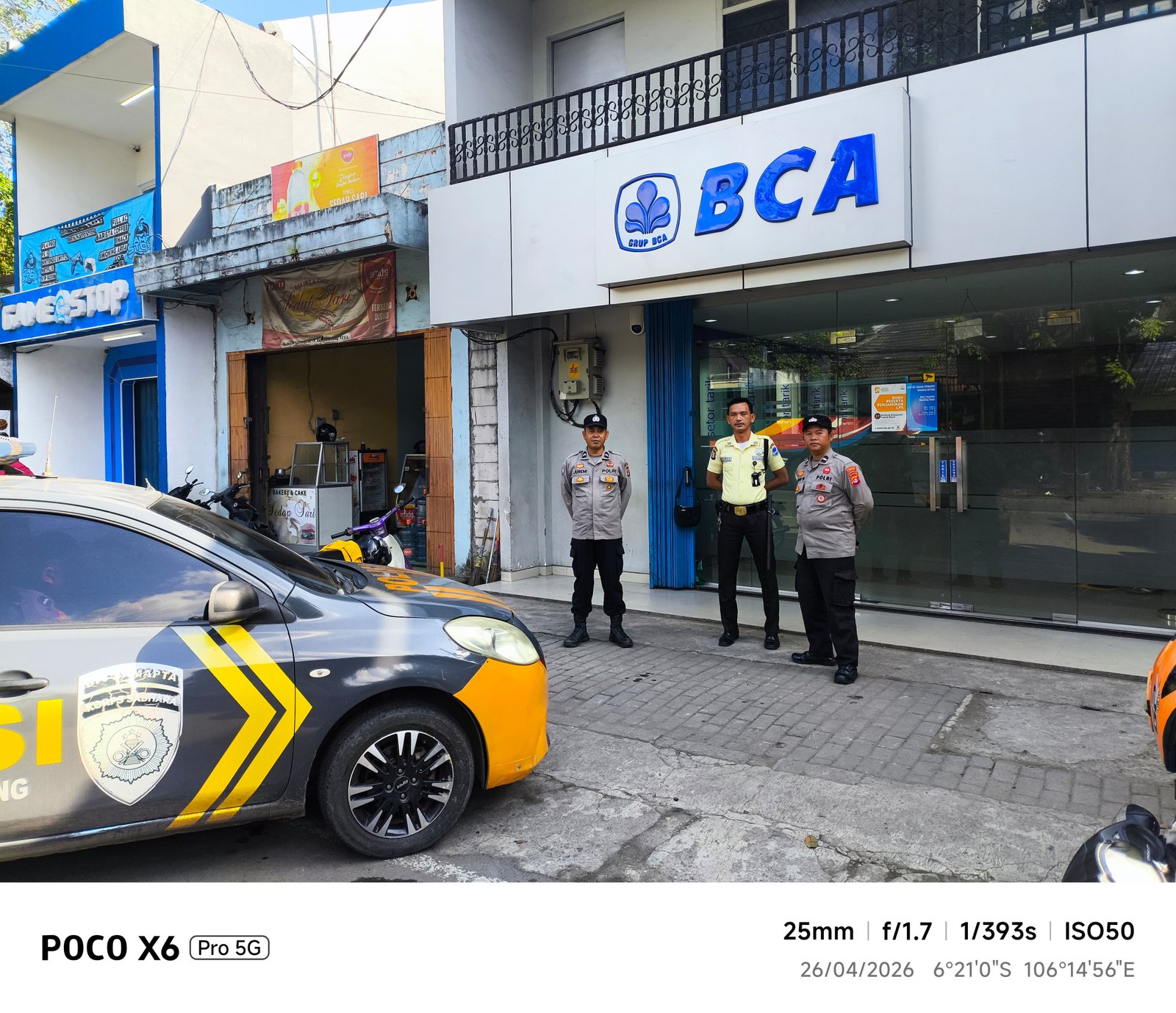 Anggota Piket Polsek Rangkasbitung Polres Lebak Giat Patroli Dialogis Sampaikan Pesan Kamtibmas Ke Satpam di Bank BCA