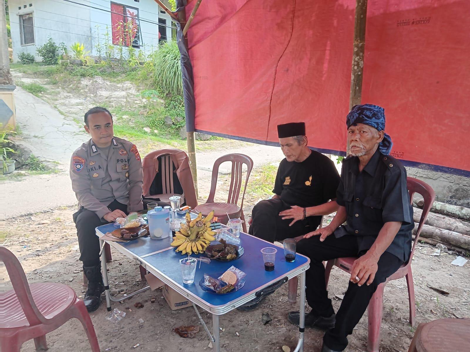 Bhabinkamtibmas Polsek Rangkasbitung Polres Lebak Sambangi Tokoh Masyarakat Untuk Menyampaikan Pesan Kamtibmas