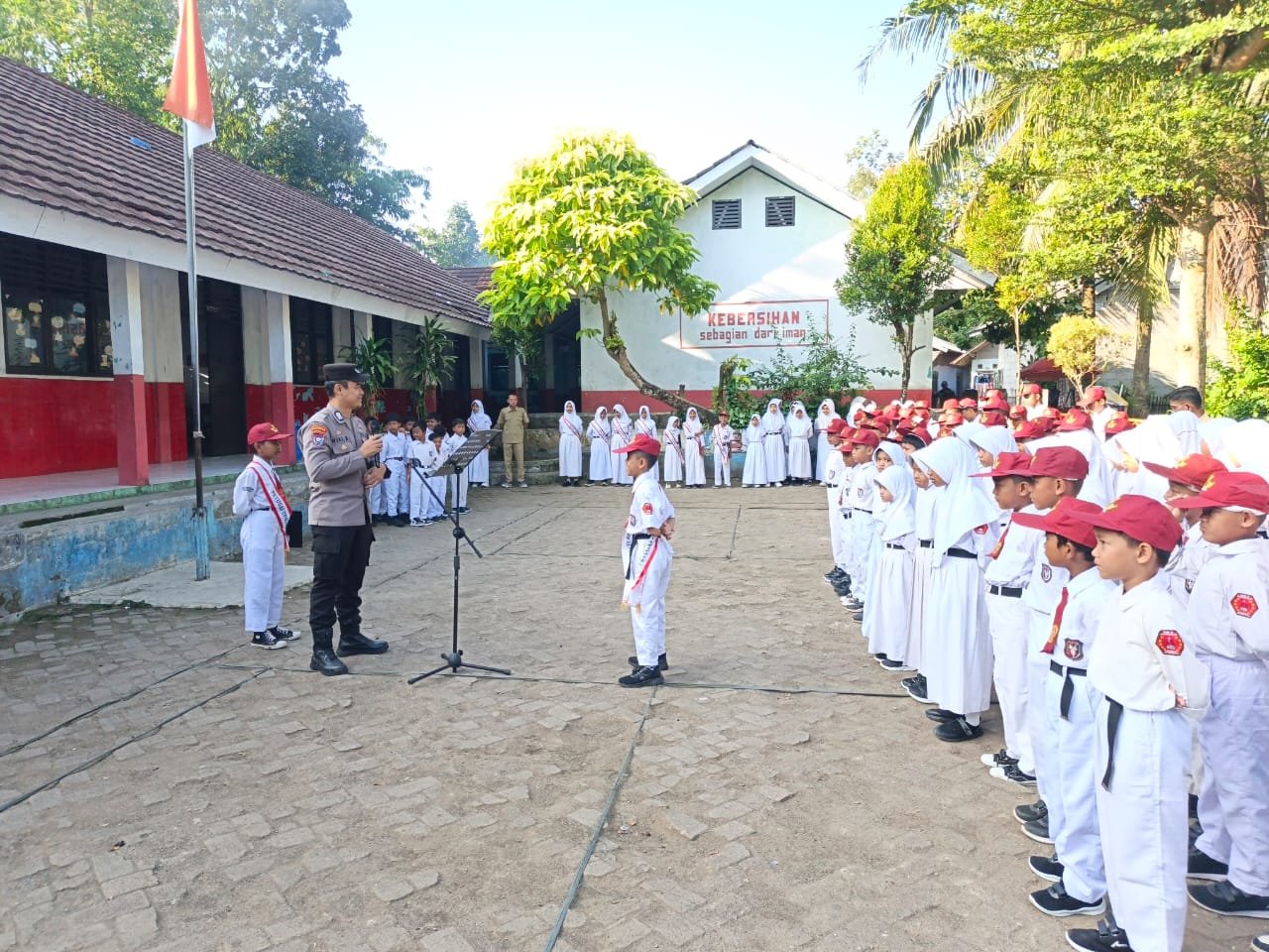 Bhabinkamtibmas Polsek Rangkasbitung Polres Lebak Jadi Pembina Upacara Bendera di SD Negeri Sukamekarsari