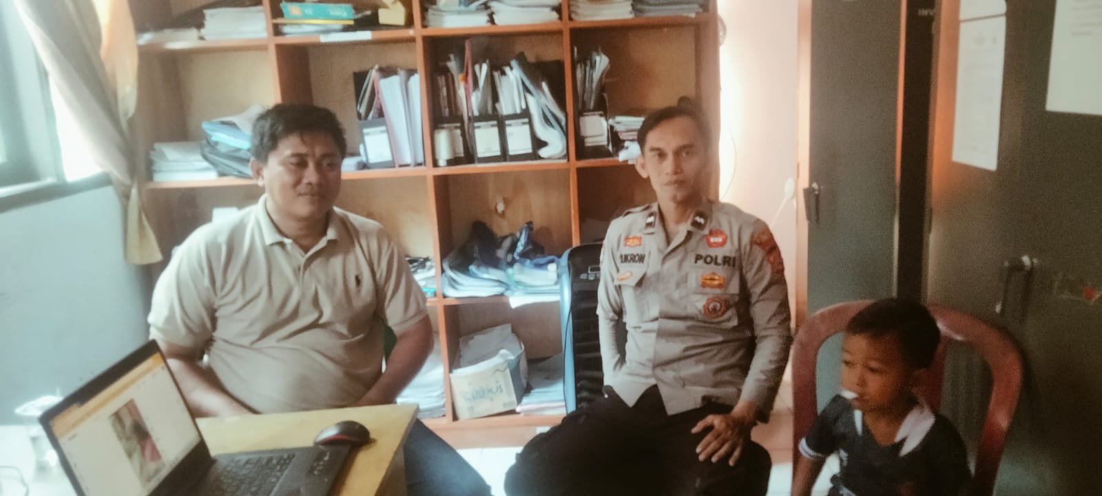 Bhabinkamtibmas Polsek Bojongmanik Polres Lebak Sambangi Warga di Desa Binaan