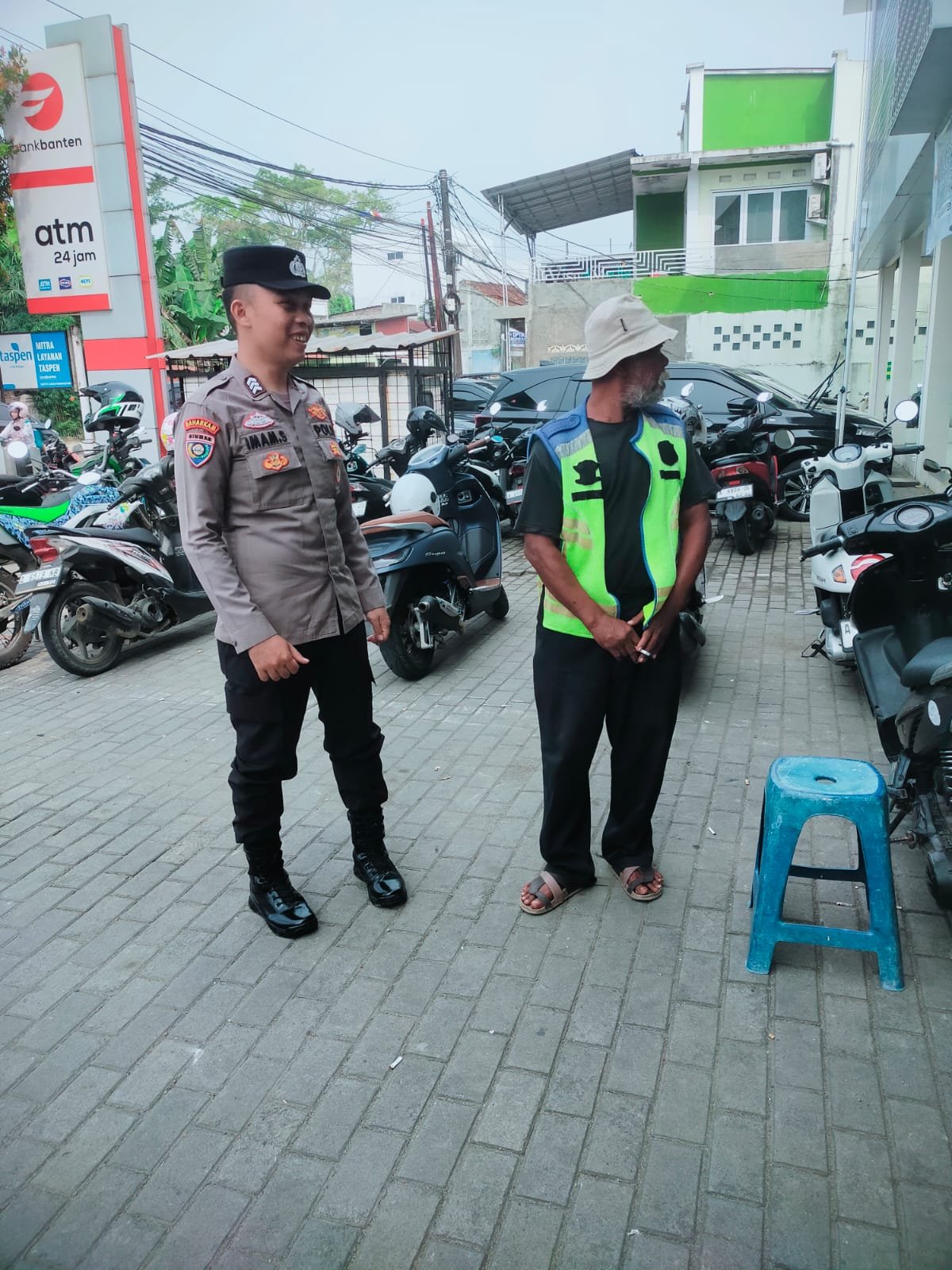 Bhabinkamtibmas Polsek Rangkasbitung Polres Lebak Hampiri Juru Parkir di Jalan RA.Kartiniyz